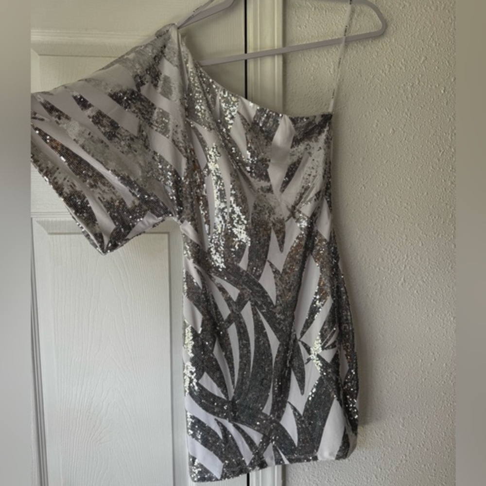 B Darlin size 3/4 one sleeve silver and white dress